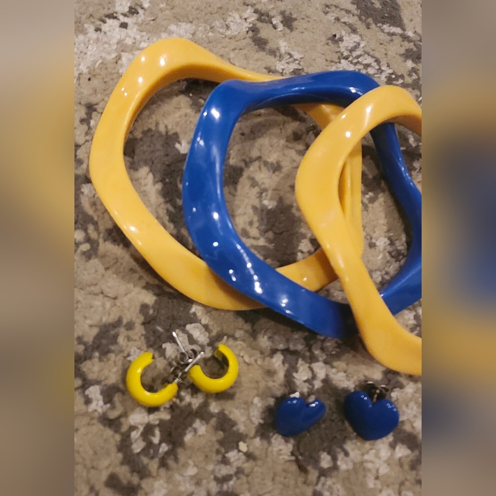 Vintage 1950s Early Plastic Wavy Blue and Yellow Bangles With Matching Earrings - Picture 8 of 11
